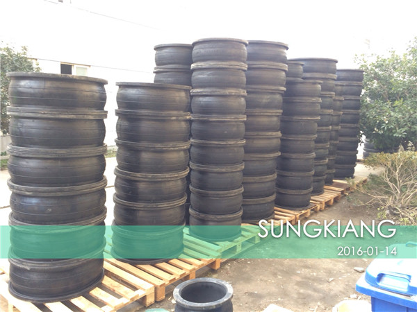 上海淞江為某閥門廠配套DN1000橡膠接頭發(fā)貨現(xiàn)場 上海淞江為某閥門廠配套DN1000橡膠接頭發(fā)貨現(xiàn)場