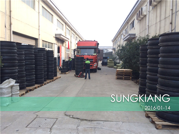 上海淞江為某閥門廠配套DN1000橡膠接頭發(fā)貨現(xiàn)場 上海淞江為某閥門廠配套DN1000橡膠接頭發(fā)貨現(xiàn)場