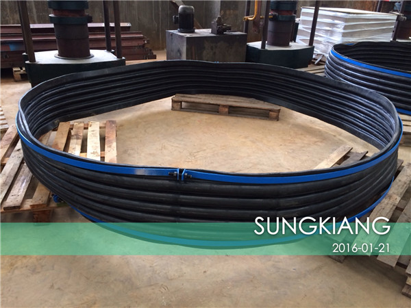 DN2500卡箍橡膠接頭上海淞江廠生產(chǎn)現(xiàn)場實拍 DN2500卡箍橡膠接頭上海淞江廠生產(chǎn)現(xiàn)場實拍