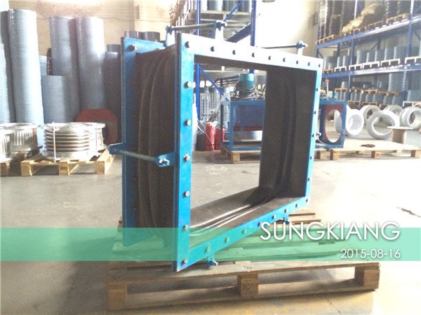 方形耐高溫橡膠風(fēng)道補(bǔ)償器發(fā)貨現(xiàn)場照片 方形耐高溫橡膠風(fēng)道補(bǔ)償器發(fā)貨現(xiàn)場照片