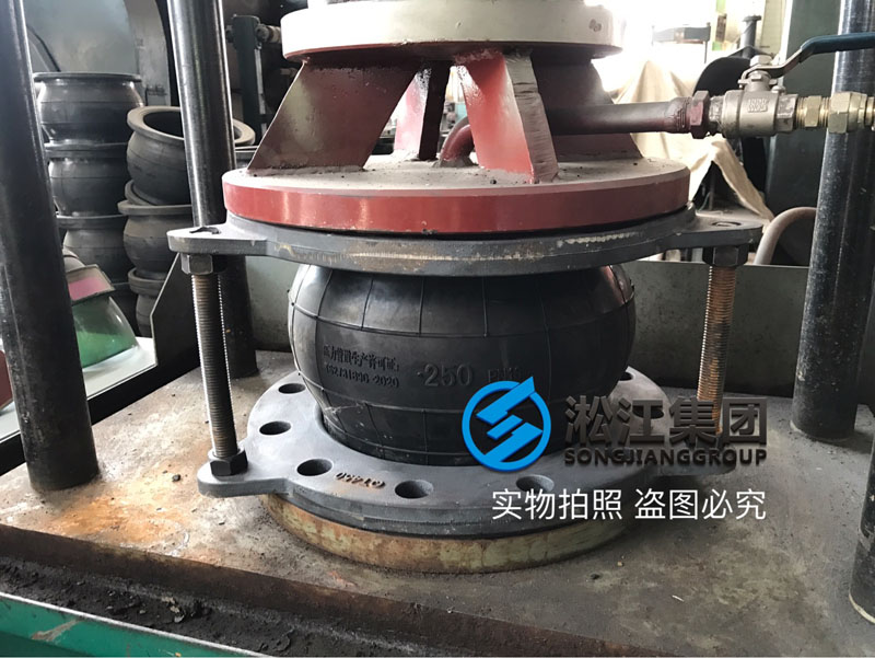 DN250橡膠接頭球墨法蘭強(qiáng)度檢測(cè)現(xiàn)場(chǎng) DN250橡膠接頭球墨法蘭強(qiáng)度檢測(cè)現(xiàn)場(chǎng)