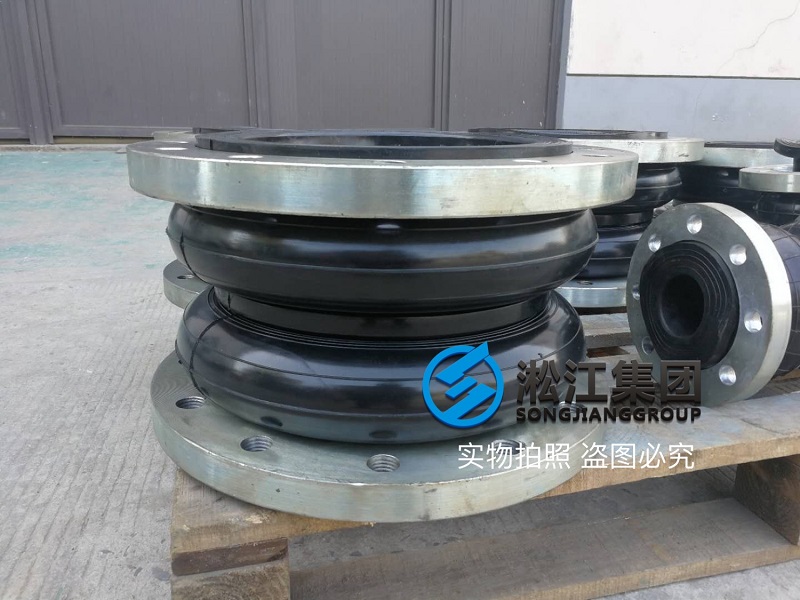 為鋼廠連鑄設(shè)備訂制的橡膠接頭準(zhǔn)備裝機(jī)