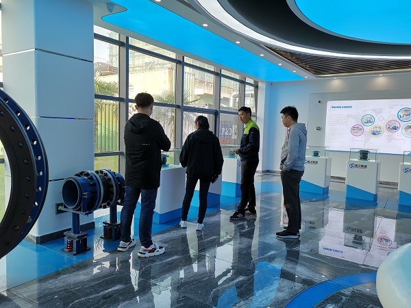 橡膠接頭客戶到南通工廠參訪 橡膠接頭客戶到南通工廠參訪